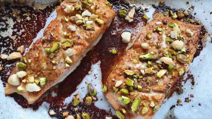 Salmó al forn amb pistatxos i nous de macadàmia