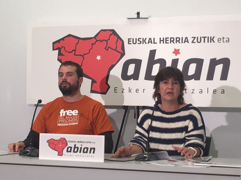 Igor Arroyo y Marije Fullaondo, impulsores del proceso de reflexión interna de la izquierda &#039;abertzale&#039;, durante la presentación del documento &#039;Abian&#039;.