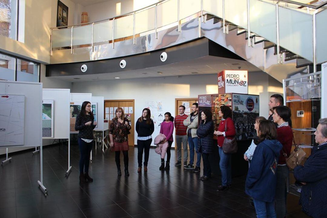 Personal del Centro de la Mujer explicando la exposición sobre las mujeres y la ciencia