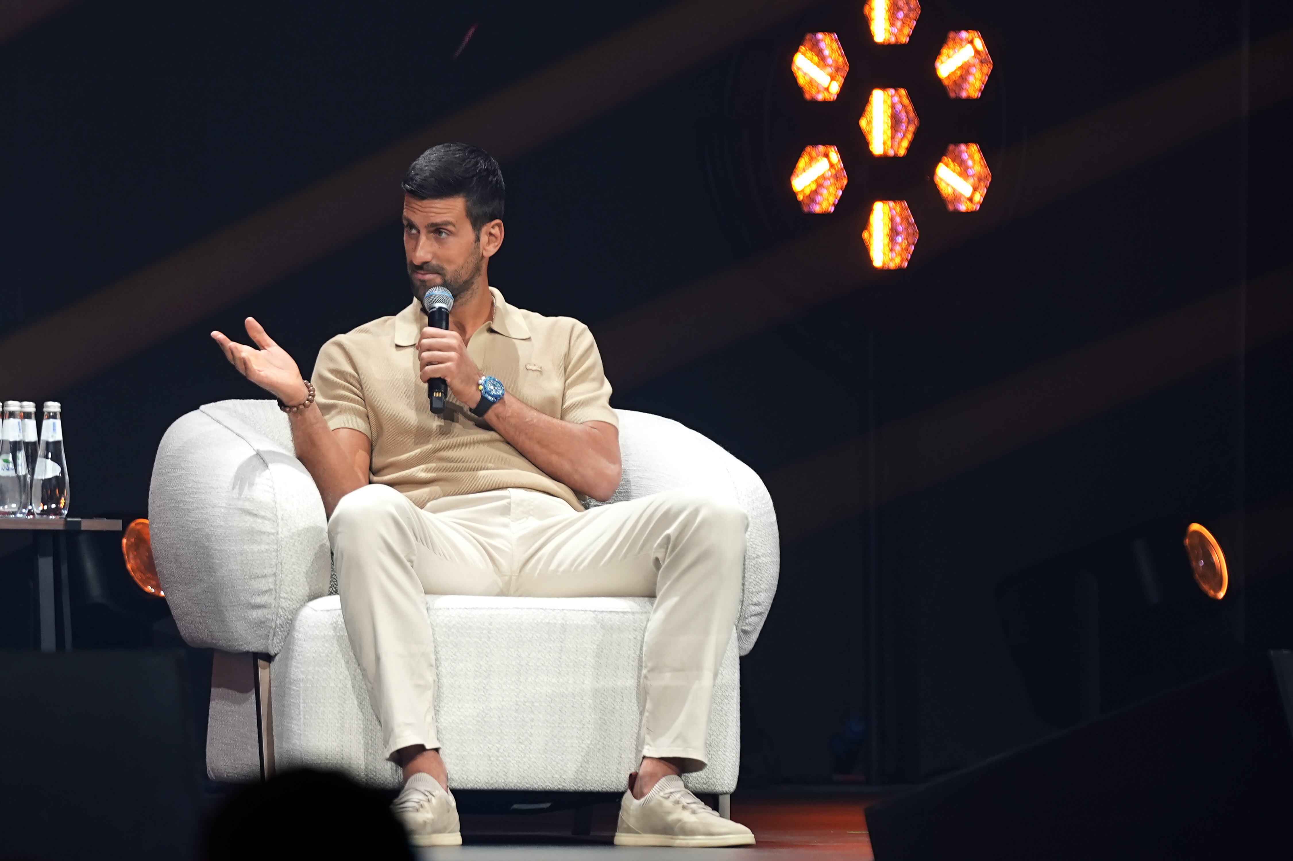 Novak Djokovic hablando en el &#039;Joy Forum&#039;