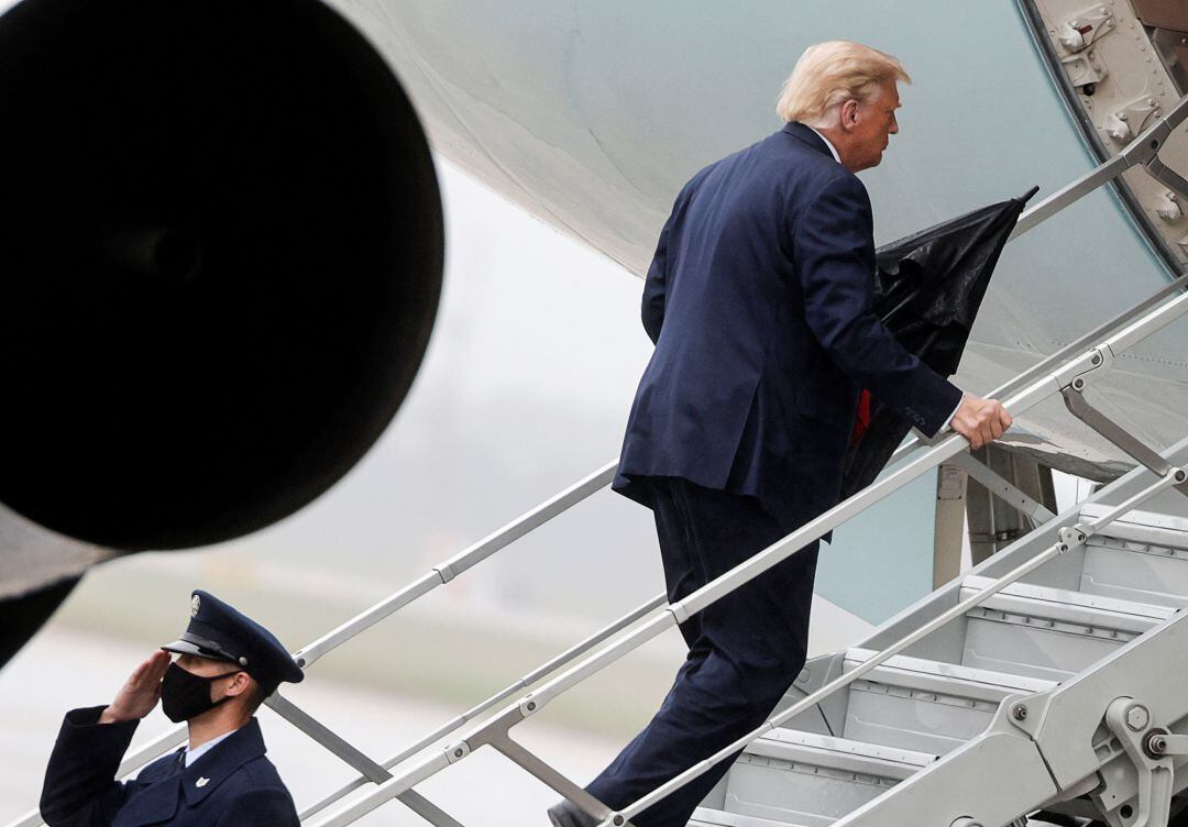 Donald Trump sube sin mascarilla al Air Force One