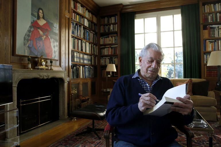 El escritor Mario Vargas Llosa, durante una entrevista con Efe en su residencia actual, la casa que comparte en Puerta de Hierro (Madrid) con su pareja