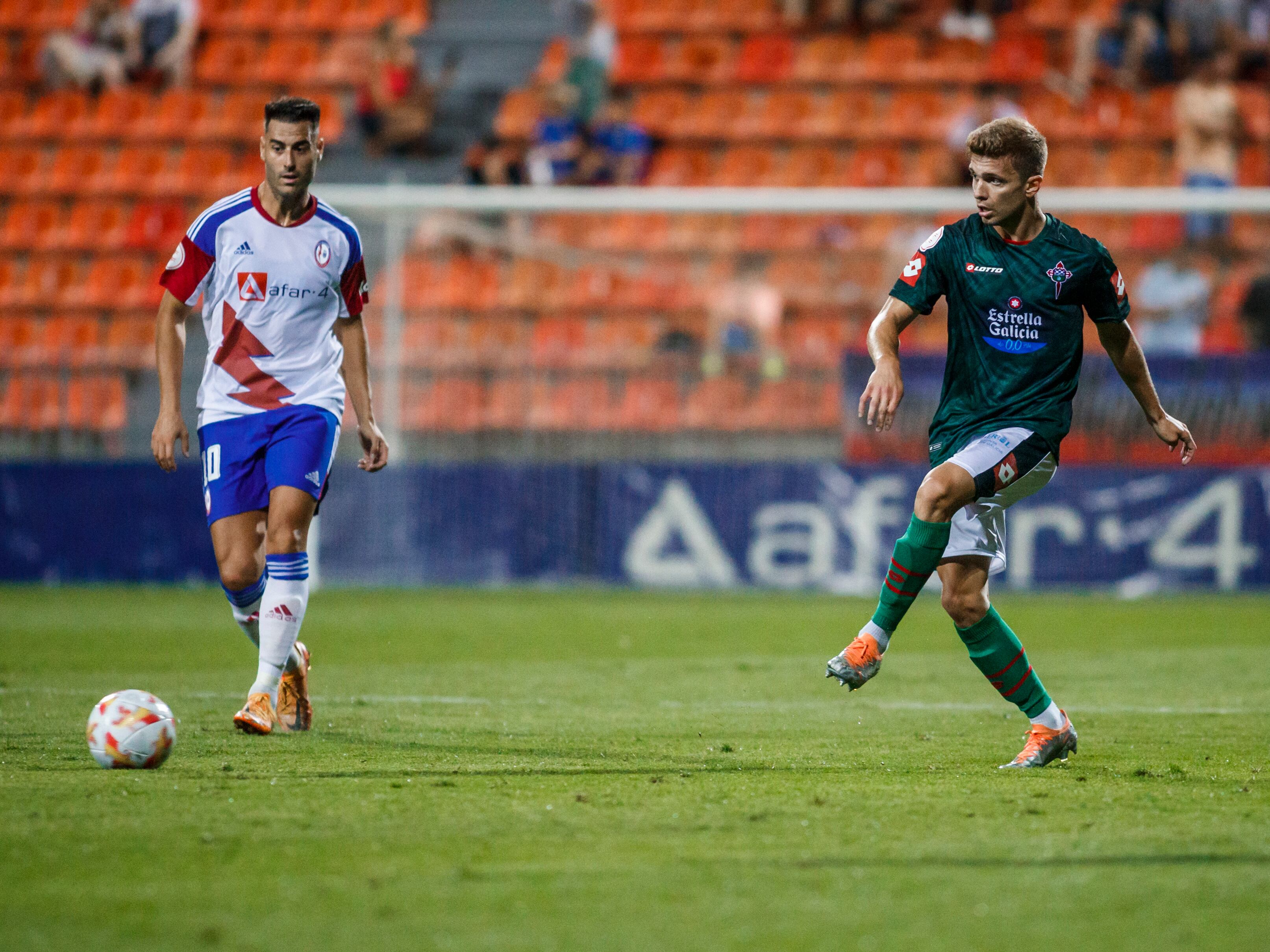 Fran Manzanara, en una jugada del Rayo Majadahonda-Racing en el Cerro del Espino