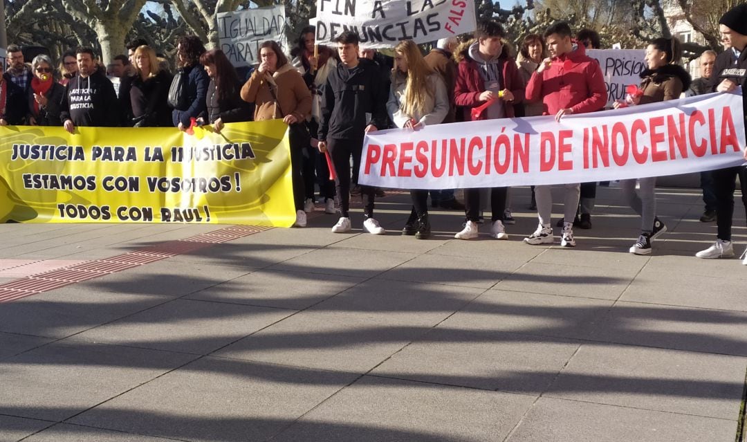 Concentración a favor de los condenados por el Caso Arandina frente al Palacio de Justicia de Burgos