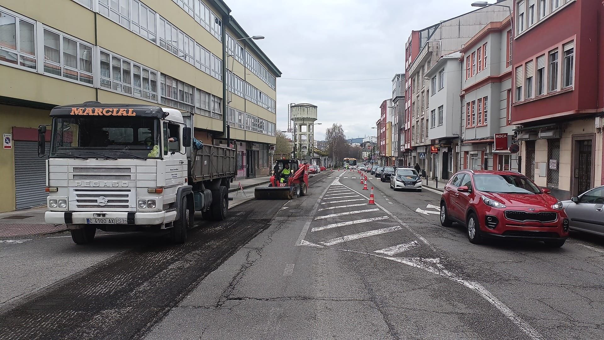 Primeros trabajos para acabar con los baches en la vía. Foto/Concello Ferrol