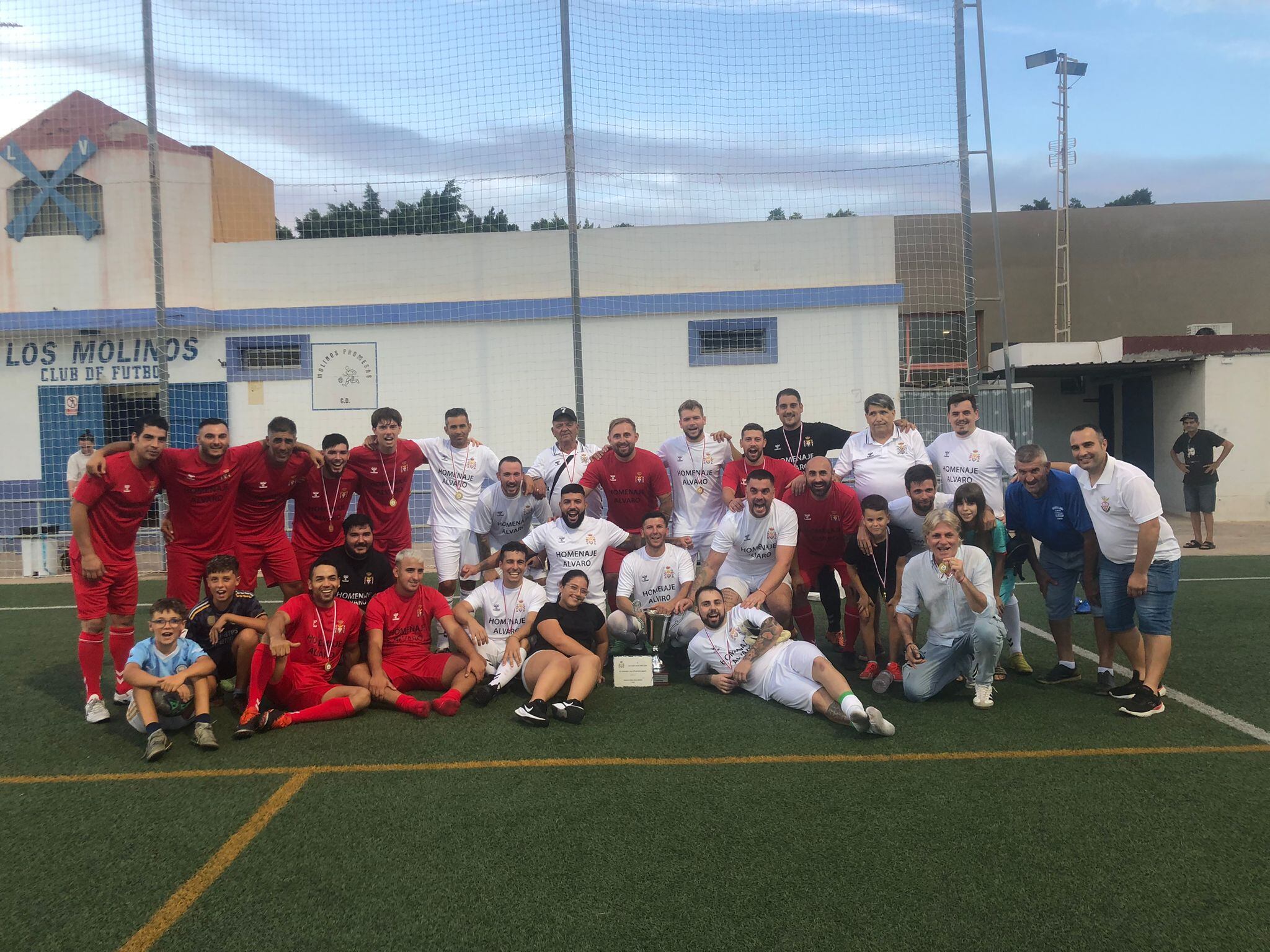 Foto de familia de todos los jugadores y directivos.