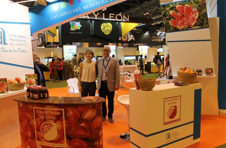 La ministra de Agricultura en funciones en el stand de la granada mollar