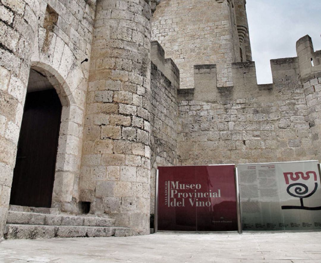 Entrada del Museo Provincial del Vino en el Castillo de Peñafiel.