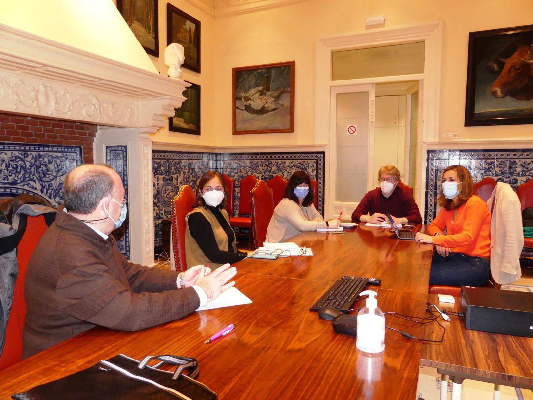 La sala de la Chimenea del Ayuntamiento de Segovia ha sido el lugar elegido para una nueva reunión del Consejo de Diálogo Social