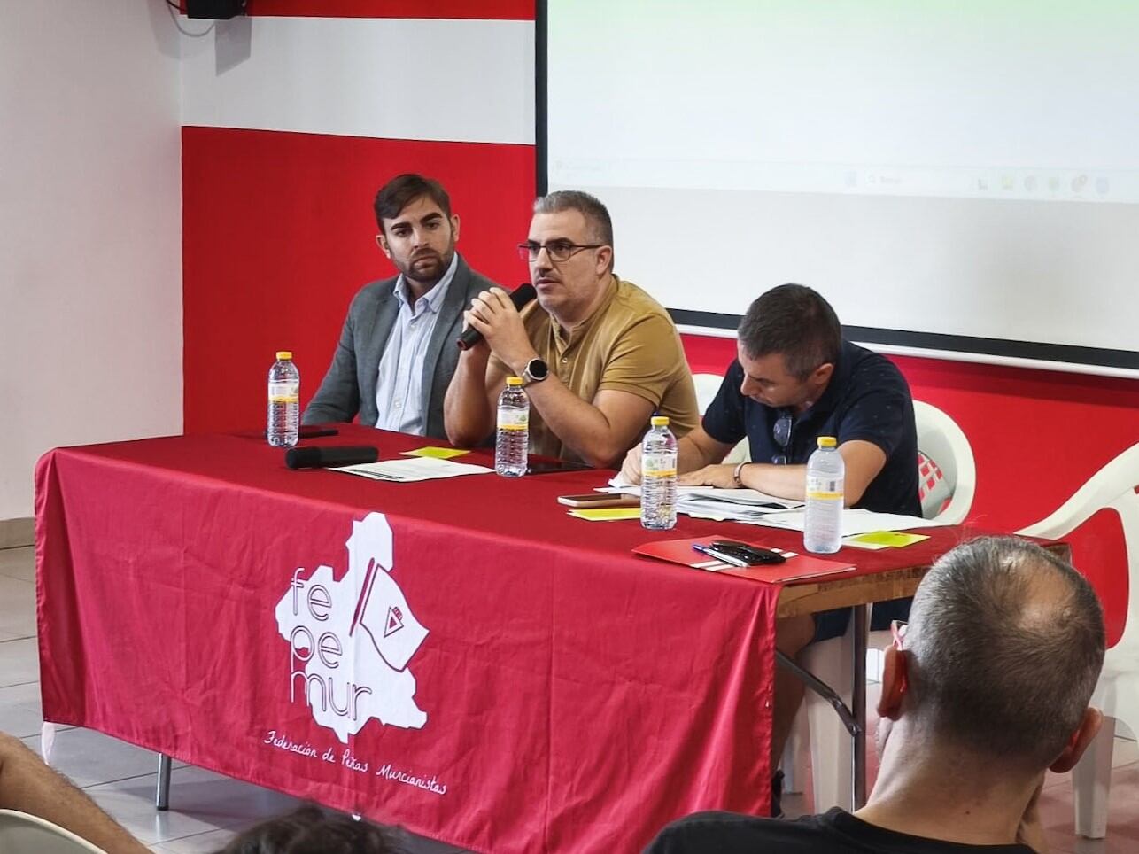 Juan José Fernández Nova, videpresidente del Real Murcia, junto a Salvador Oliva, presidente de la FEPEMUR y su compañero de junta directiva.