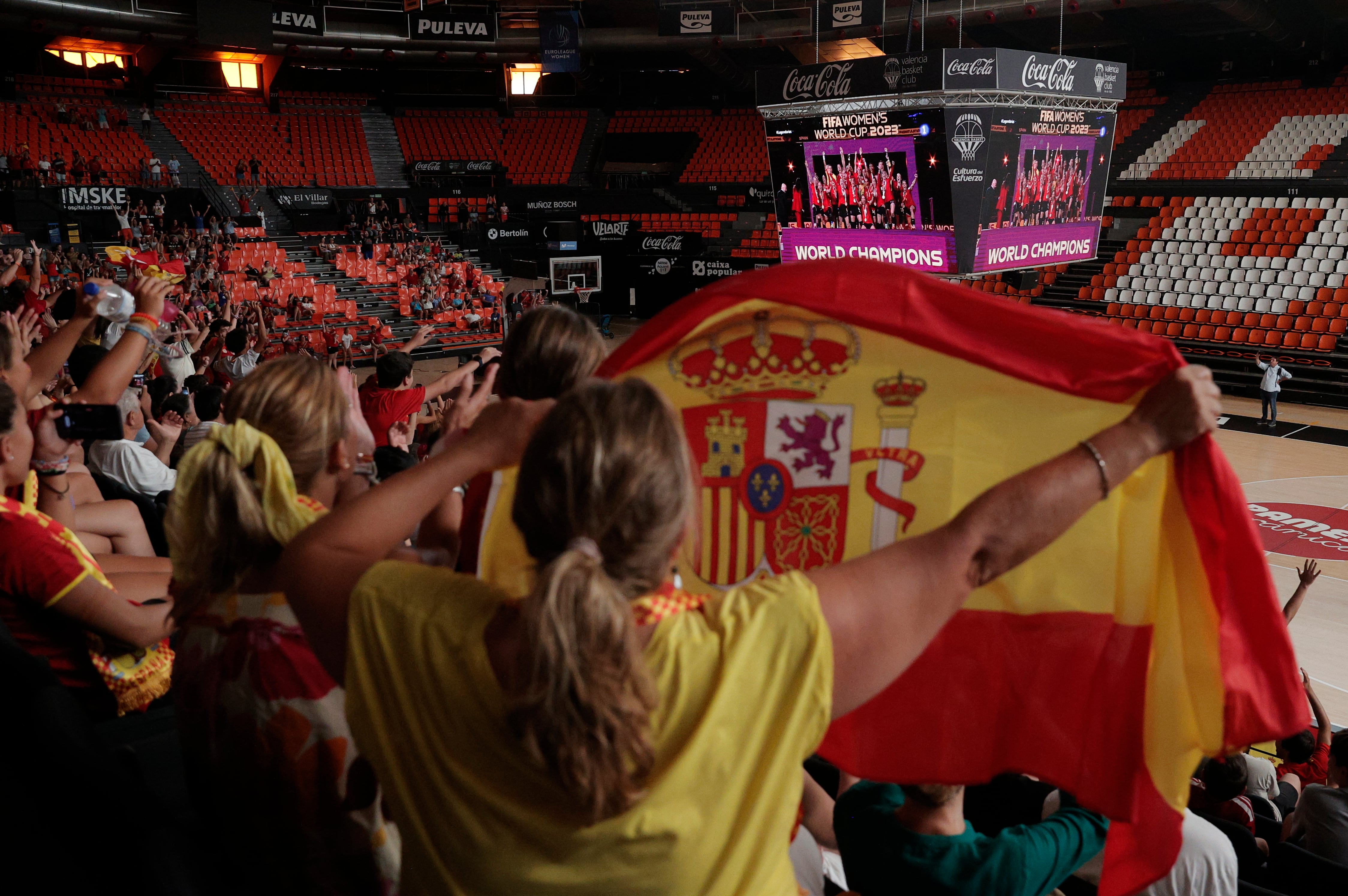 Centenares de personas celebran la victoria de la selección española de Fútbol en la final de la Copa del Mundo Femenina este domingo en Valencia. EFE/ Manu Bruque