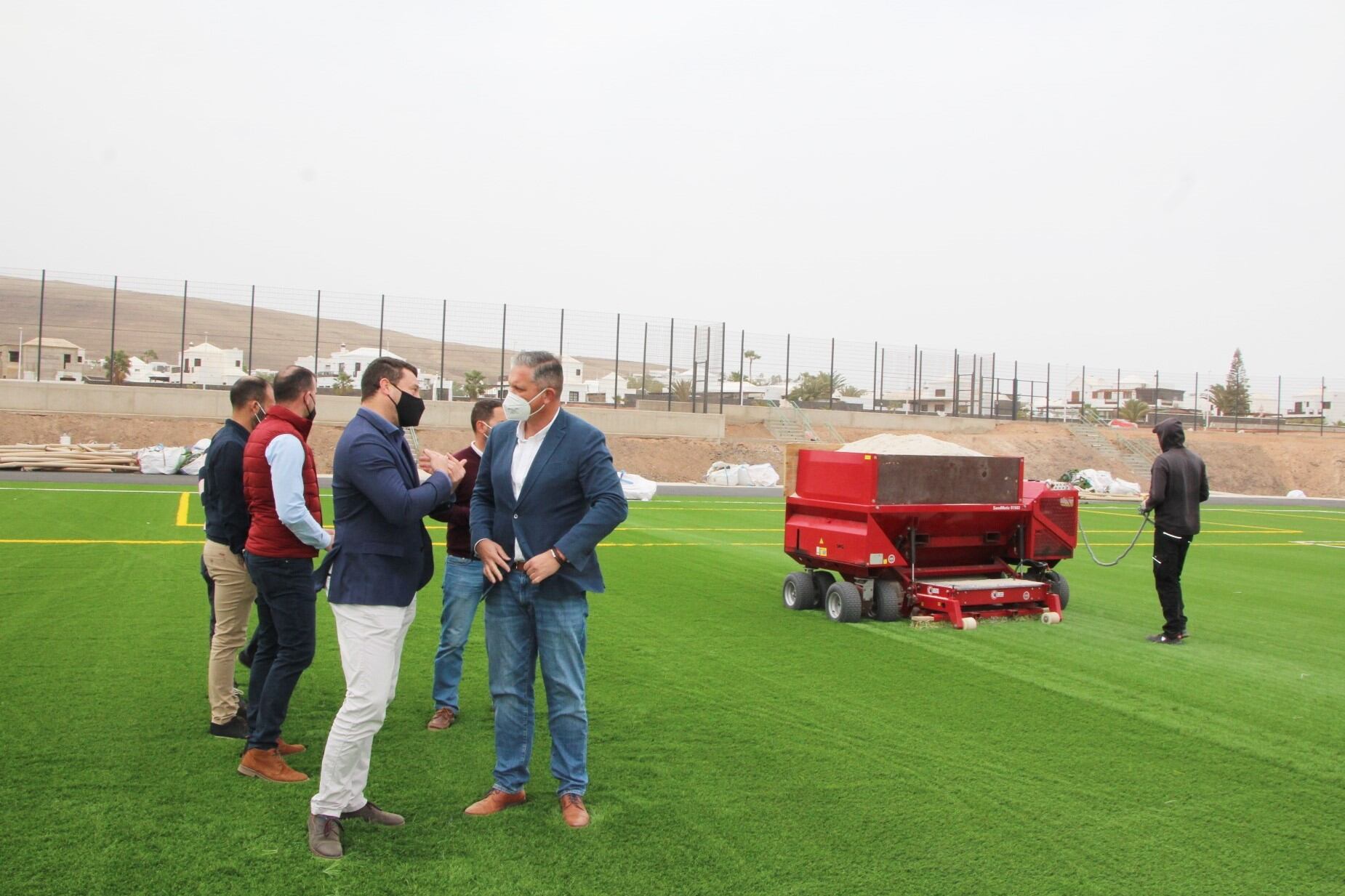 Óscar Noda, alcalde de Yaiza, junto a Alfredo Mendoza, consejero de Deportes del Cabildo de Lanzarote, en el campo de fútbol de Playa Blanca.