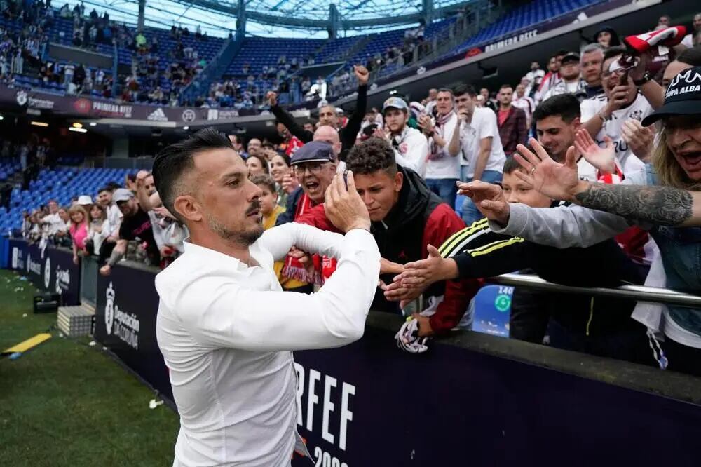 Rubén de la Barrera celebra con sus aficionados el ascenso del Albacete en Riazor