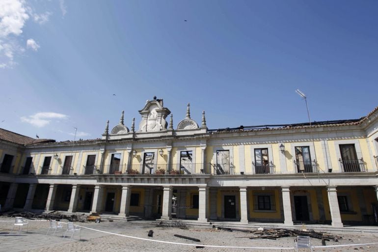 GRA028. BRUNETE (MADRID), 07/06/2015.-Fachada del salón de plenos del municipio madrileño de Brunete ubicado en un edificio distinto al del resto de instalaciones municipales, a primeras horas de la mañana, tras el incendio que se produjo ayer y que alcalzó a varios edificios en los aledaños.EFE/Víctor Lerena