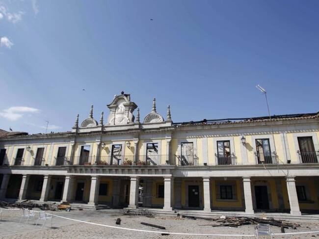 GRA028. BRUNETE (MADRID), 07/06/2015.-Fachada del salón de plenos del municipio madrileño de Brunete ubicado en un edificio distinto al del resto de instalaciones municipales, a primeras horas de la mañana, tras el incendio que se produjo ayer y que alcalzó a varios edificios en los aledaños.EFE/Víctor Lerena