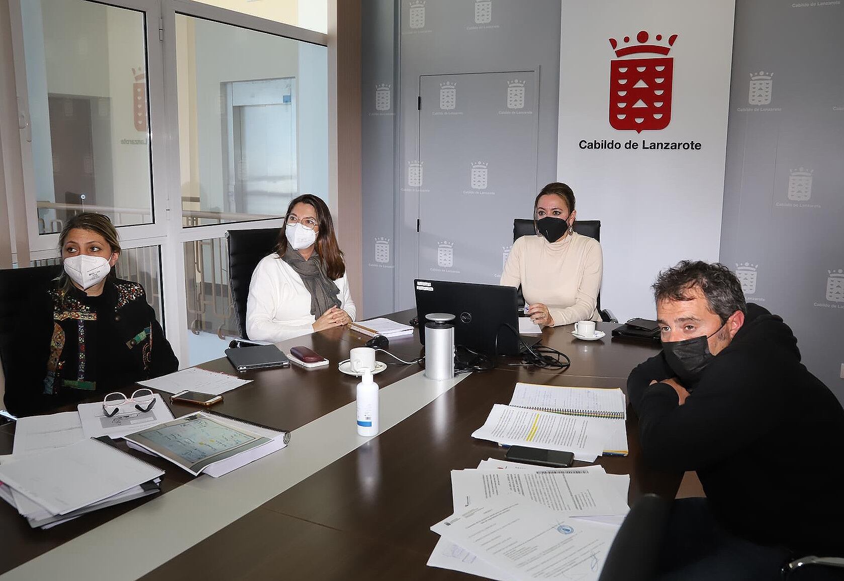 La presidenta del Cabildo de Lanzarote, María Dolores Corujo, junto a la consejera de Bienestar Social, Isabel Martín, y técnicos del área en la reunión telemática con el Gobierno de Canarias.