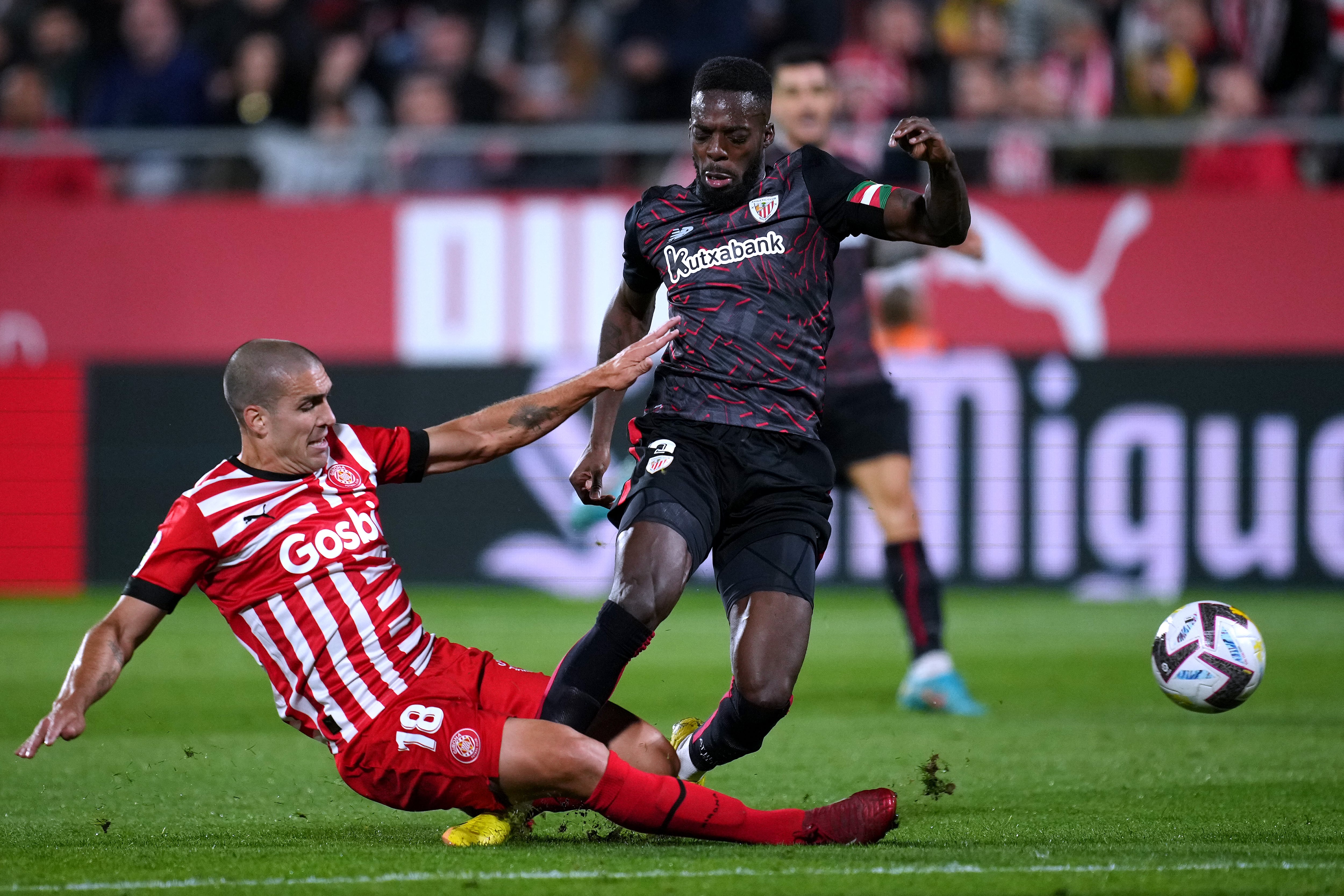 Oriol Romeu le arrebata la pelota a Iñaki Williams