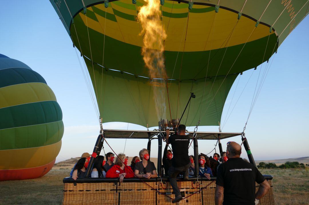 Cuarenta y cinco sanitarios segovianos han participado en este homenaje de las empresas de aerostación y de la Agrupación 