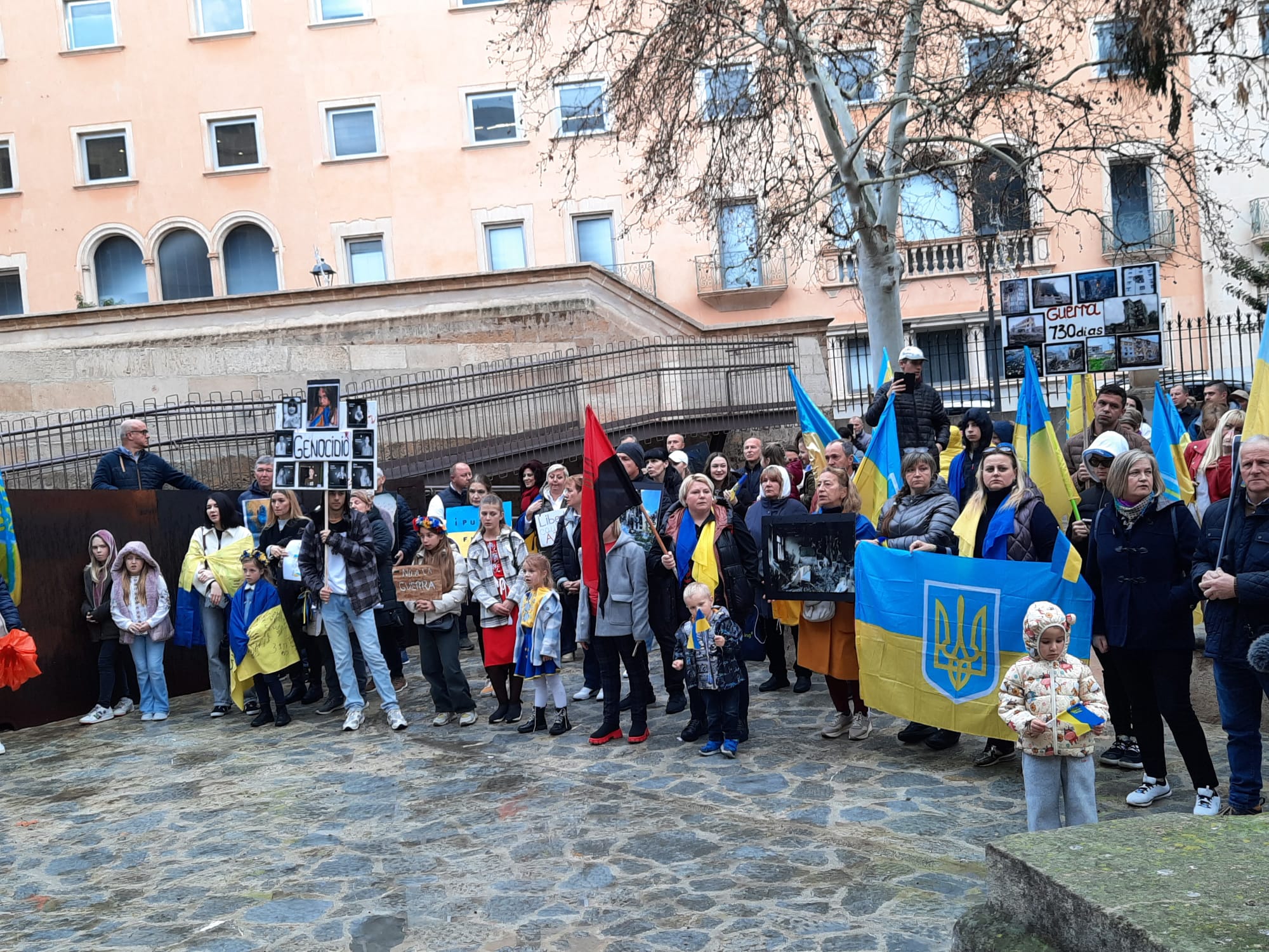 Un centenar de personas se ha concentrado este sábado para recordar a las víctimas de la invasión rusa en Ucrania.