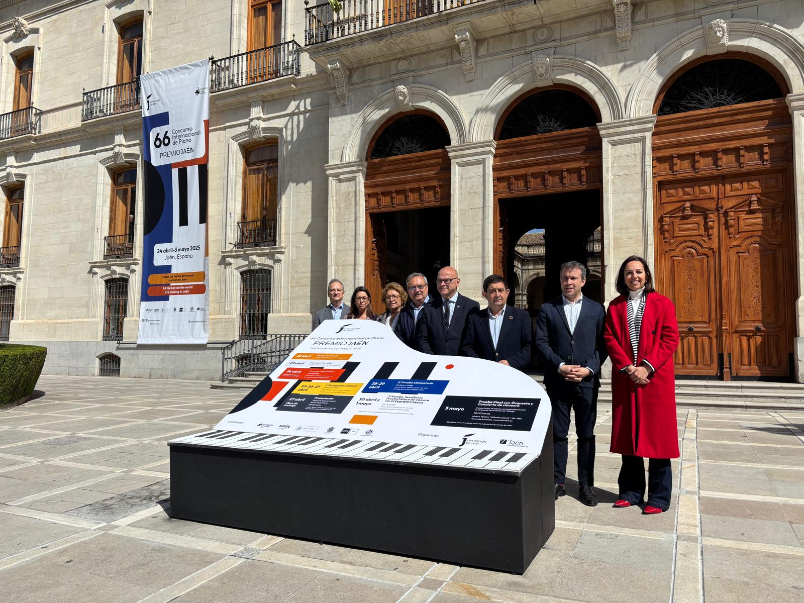 Presentación de la 66ª edición del Premio Jaén de piano en la lonja de la Diputación, con Paco Reyes, presidente, en el centro.