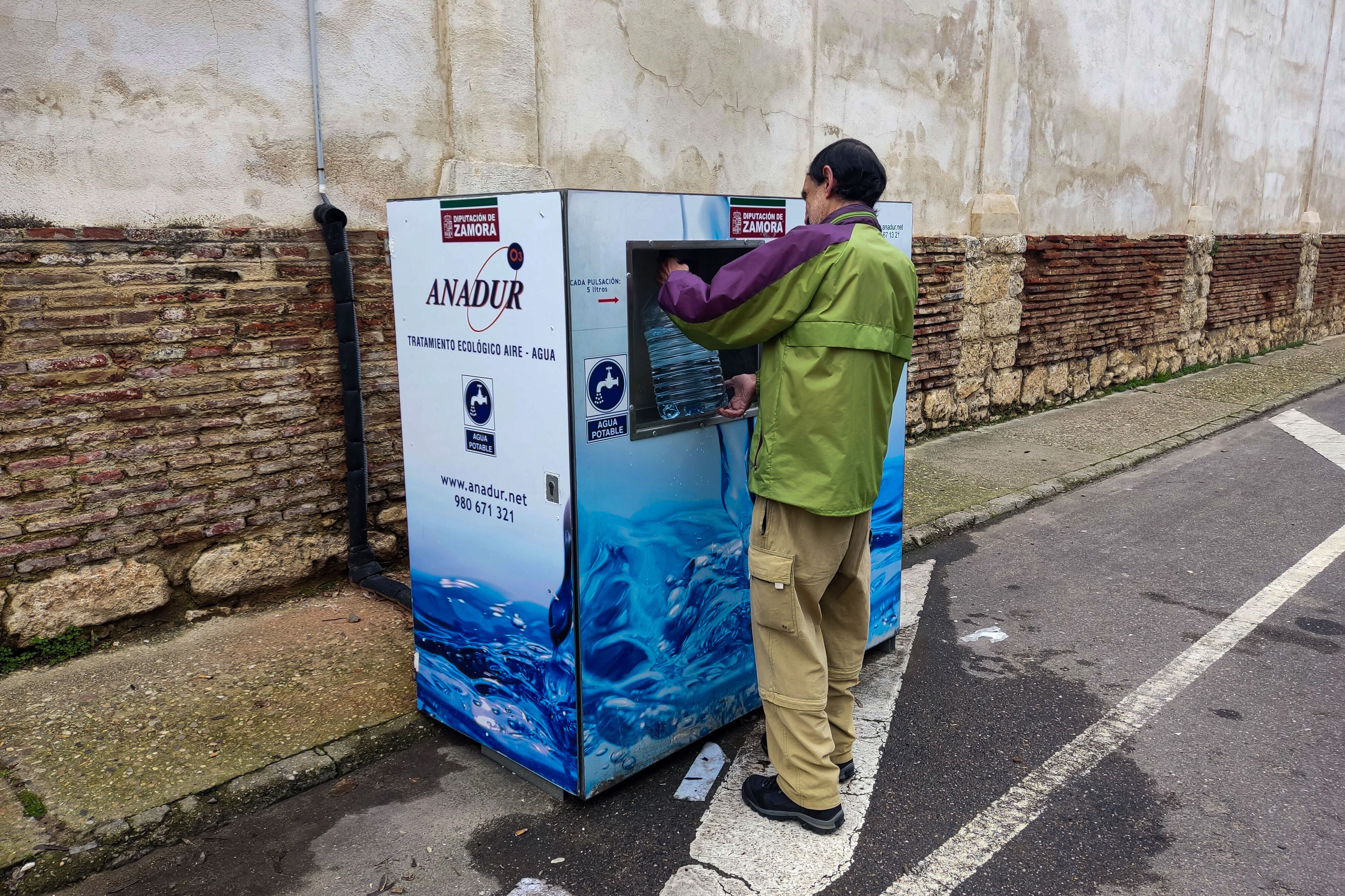 TORO (ZAMORA), 11/01/2023.- Los 8.500 vecinos de Toro (Zamora) cumplen su tercera semana sin agua potable por contaminación por arsénico en la red de abastecimiento, una situación a la que se han acostumbrado a la fuerza, mientras los supermercados venden más garrafas y Protección Civil multiplica su trabajo para llevar agua embotellada a las personas mayores o discapacitadas que viven solas. EFE/Mariam A. Montesinos