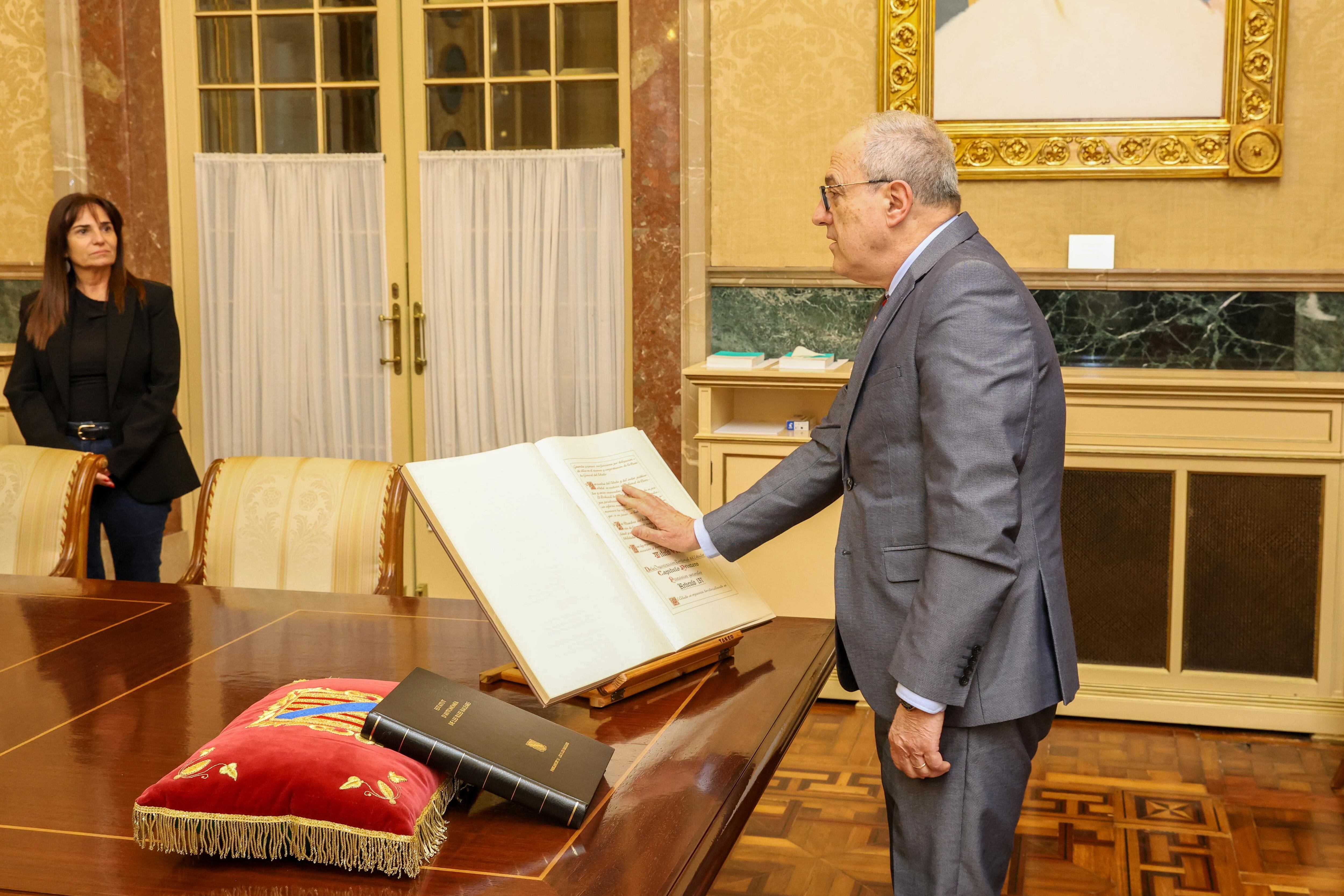 Josep Codony tomando posesión de su cargo ante la atenta mirada de la diputada de Vox, Manuela Cañadas