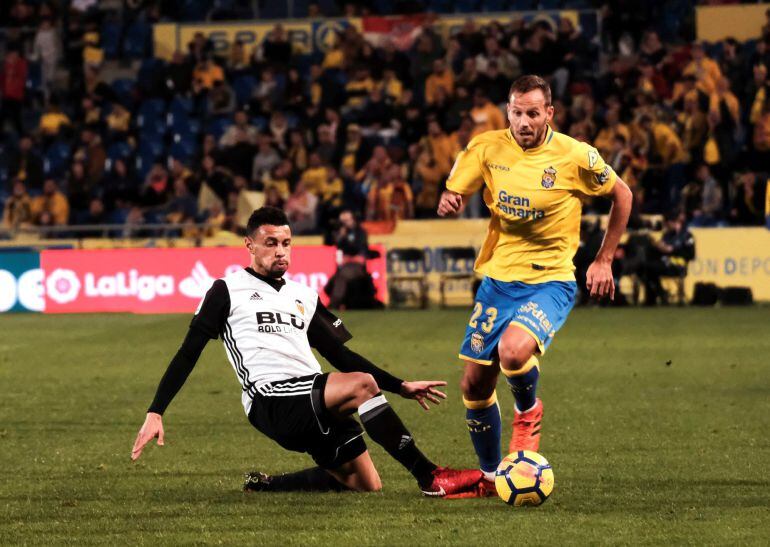 GRAF3769. LAS PALMAS DE GRAN CANARIA, El defensa de la UD Las Palmas, Dani Castellano (d), se lleva el balón ante el centrocampista frances del Valencia, Francis Coquelin, durante el partido de la jornada 20 de la Liga Santander que disputan esta noche en