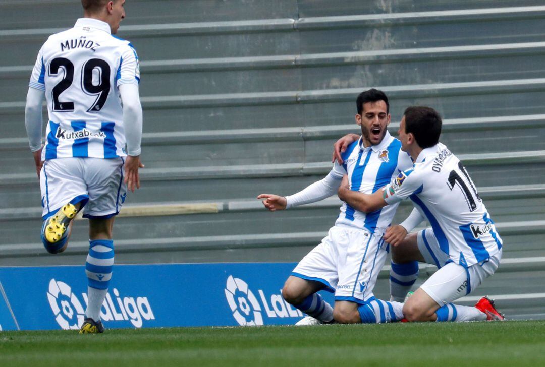 - El jugador de la Real Sociedad Juan Miguel Jiménez &#039;Juanmi&#039; (c), celebra un gol con sus compañeros Mikel Oyarzabal (d) y Ahien Muñoz (i) ante la S.D. Eibar 