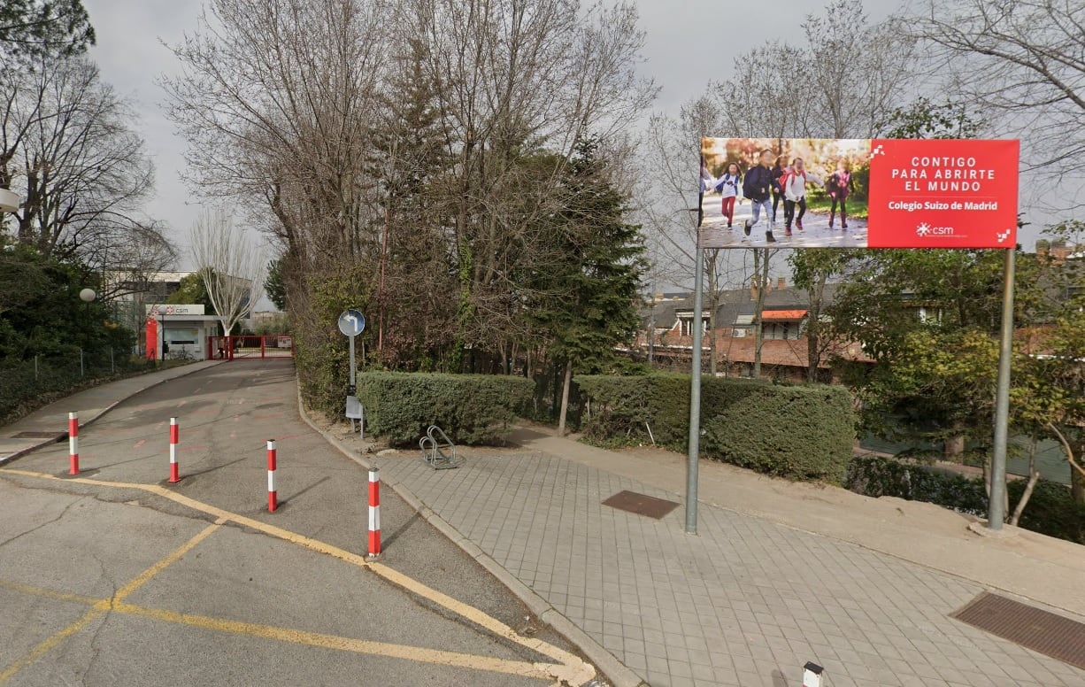 Entrada al centro educativo privado Colegio Suizo de Madrid, situado en Alcobendas