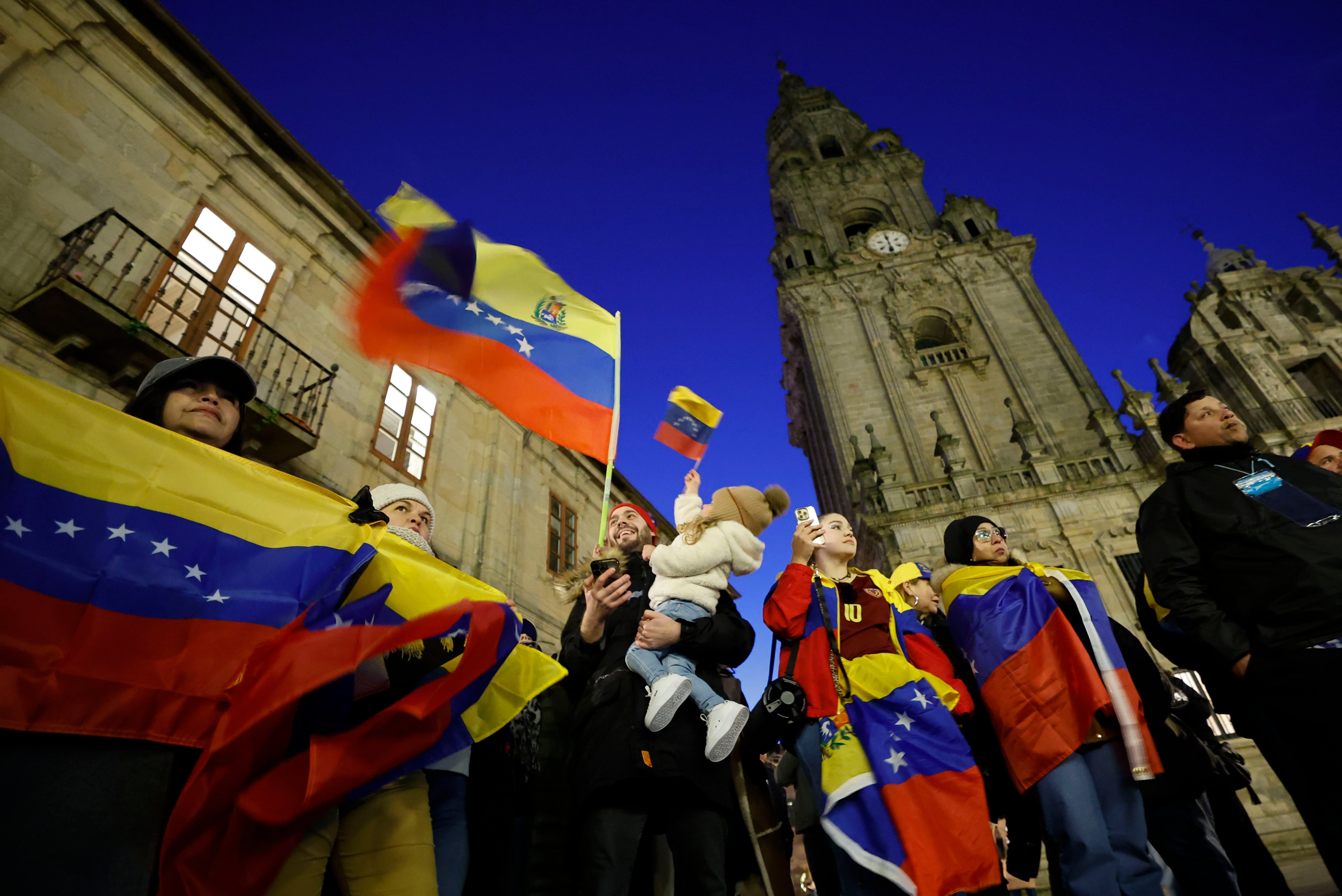 SANTIAGO DE COMPOSTELA, 04/01/2026.- Venezolanos afincados en Galicia afrontan de diversas maneras el ataque de Estados Unidos a Caracas y la captura del líder bolivariano Nicolás Maduro y su esposa Cilia Flores. EFE/Lavandeira