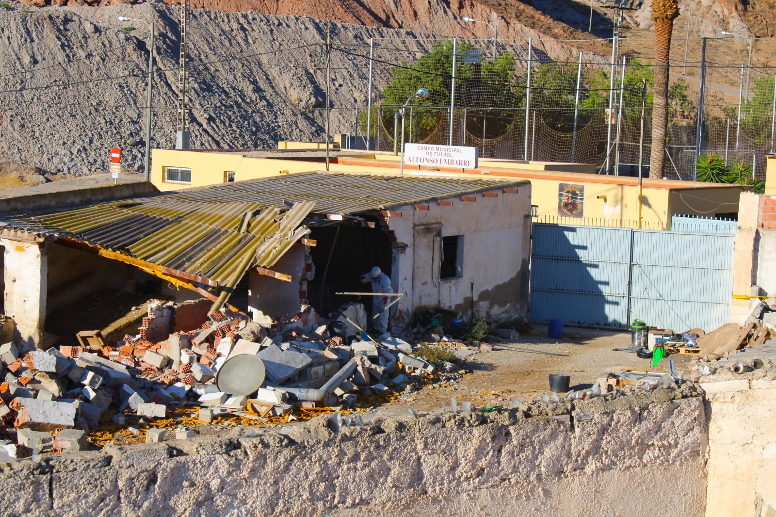 Derriban una granja caprina en Lorca