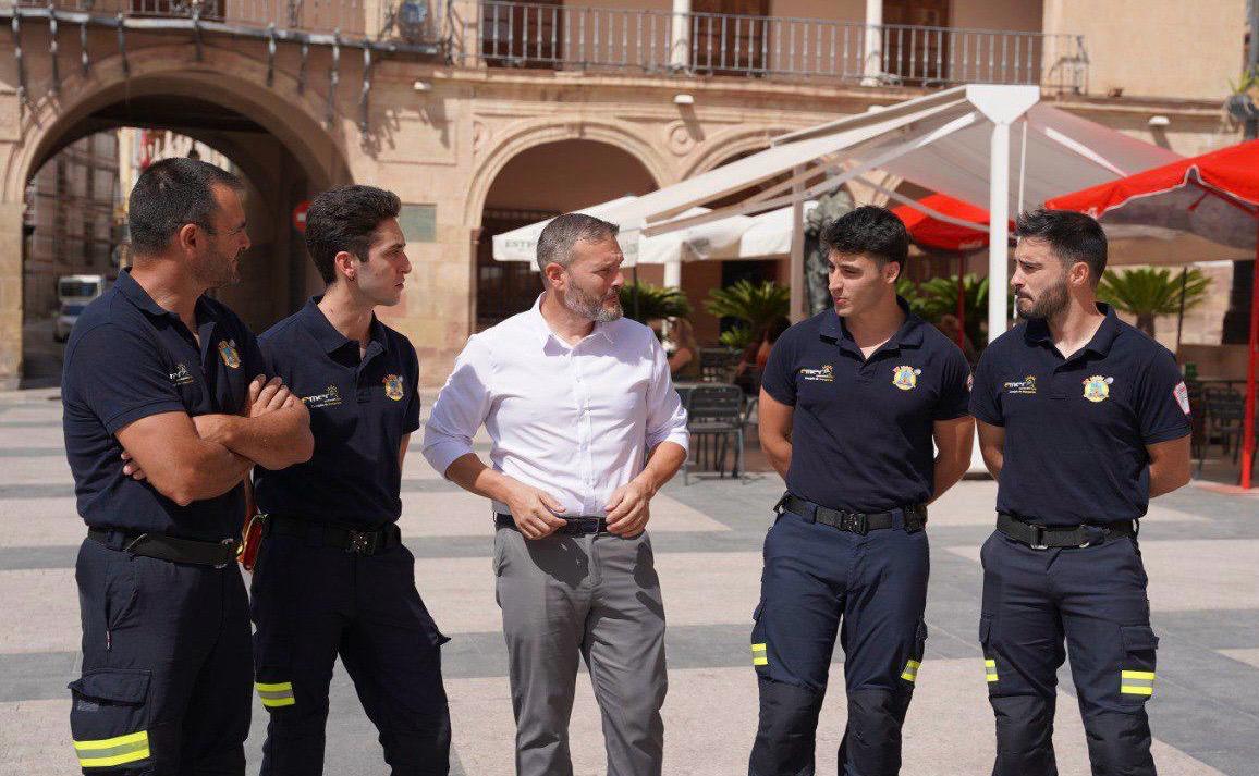 José Martínez, concejal de Emergencias junto a los miembros de Emergencias Lorca