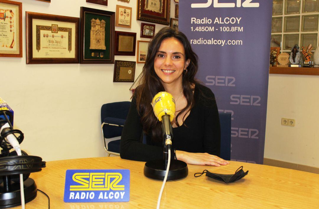La historiadora del arte María Guillem, en el estudio central de Radio Alcoy