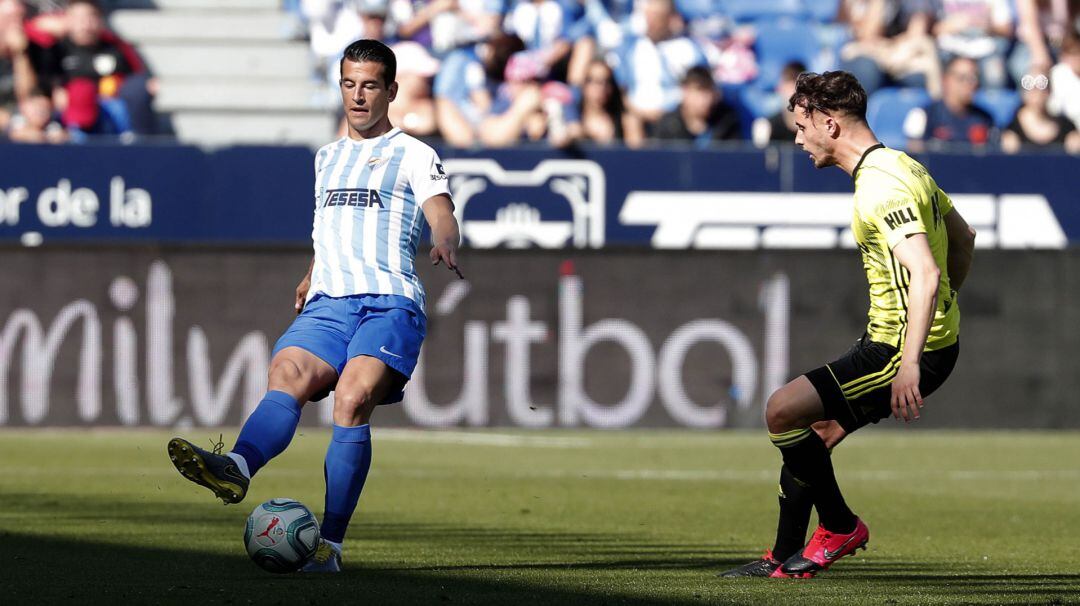 Luis Hernández da un pase ante el Zaragoza