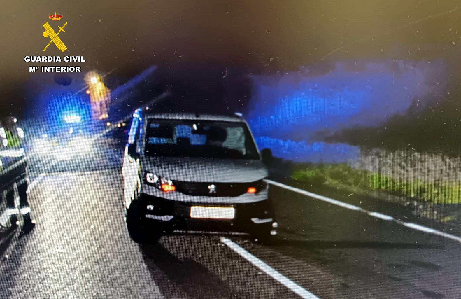 Vehículo abandonado en mitad de la calzada