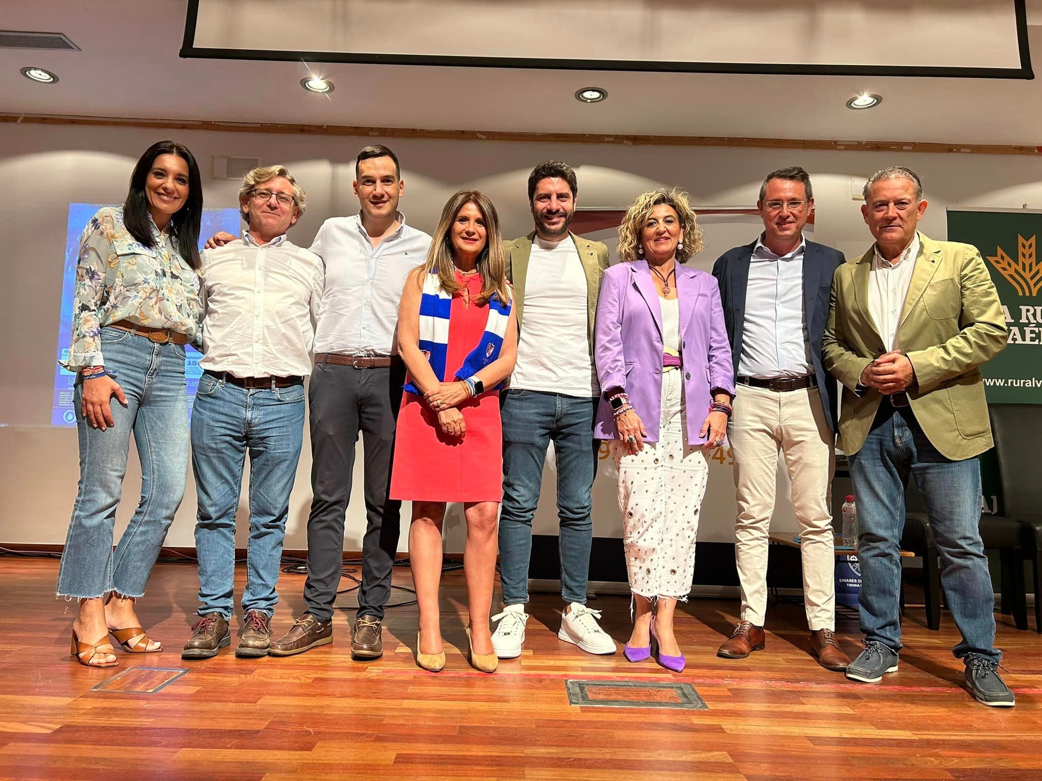 Representantes municipales y directivos azulillos, durante la presentación de la campaña de abonos 2023/24 del Linares Deportivo.