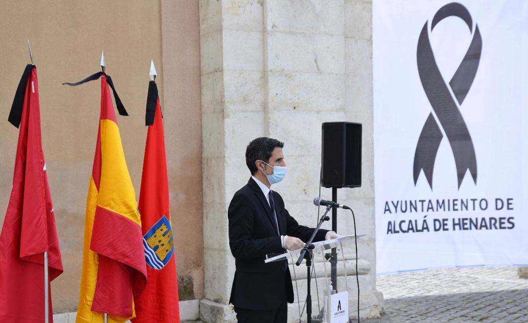 Javier Rodríguez Palacios, alcalde de Alcalá de Henares, durante el homenaje a las víctimas del covid-19