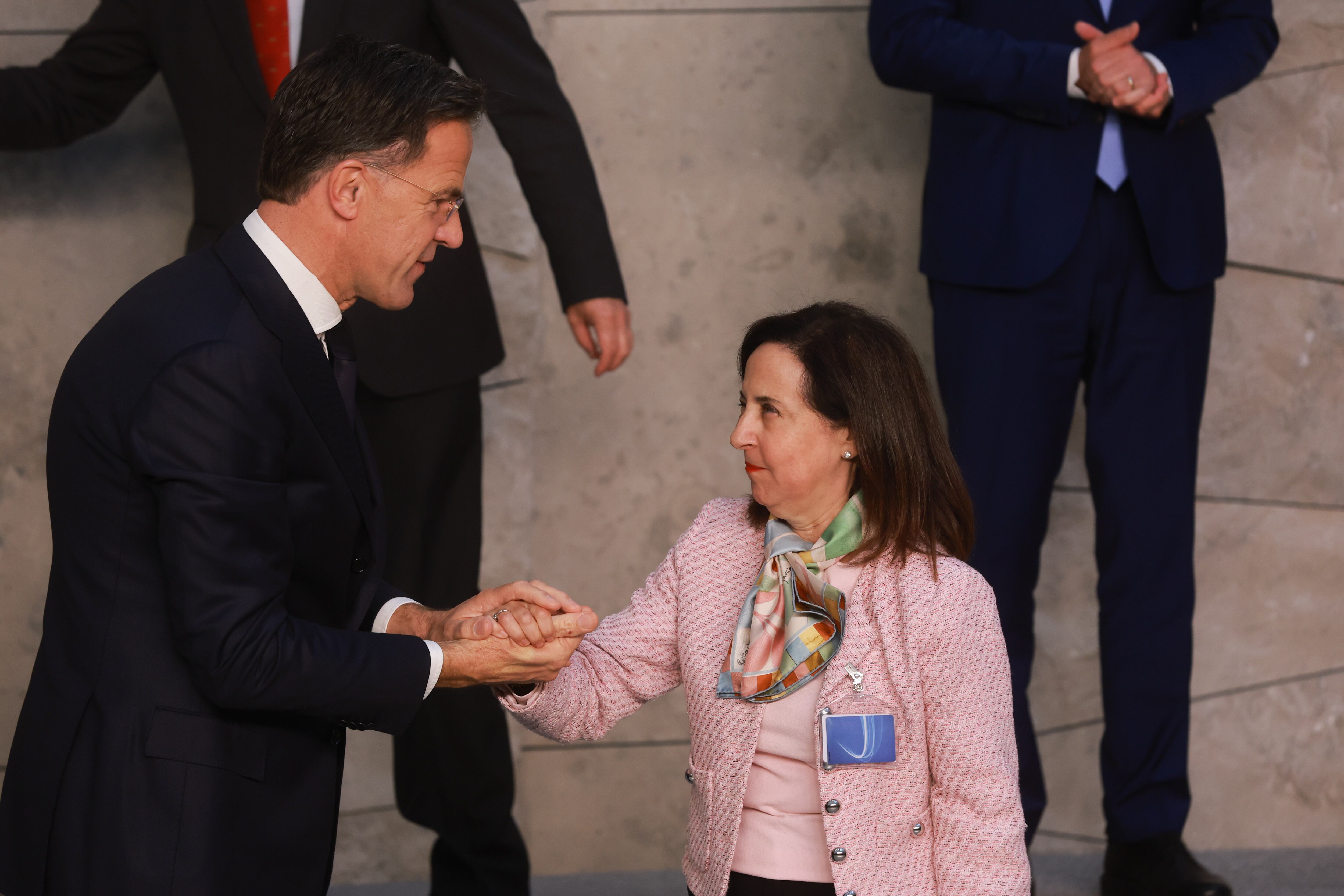 La ministra española de Defensa, Margarita Robles, saluda al secretario general de la OTAN, el holandés Mark Rutte, en la sede de la Alianza Atlántica en Bruselas.