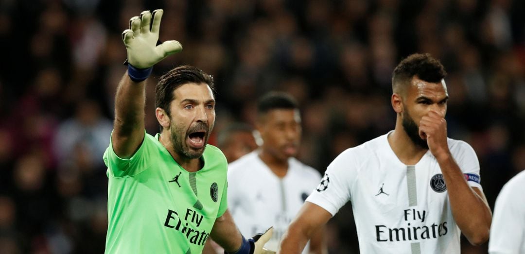 Choupo-Moting, durante el partido ante el Liverpool junto a Buffon