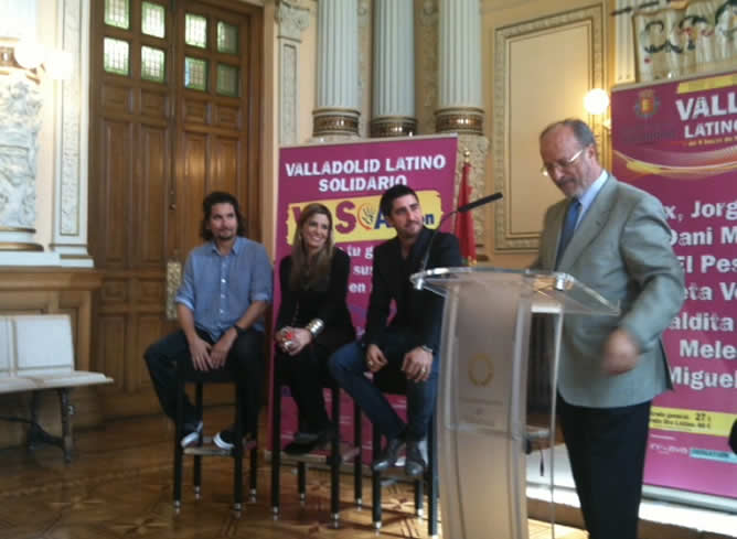 Álex Ubago, Lena y Jorge Villamizar mientras el alcalde de Valladolid,  Francisco Javier León de la Riva, presentaba el festival