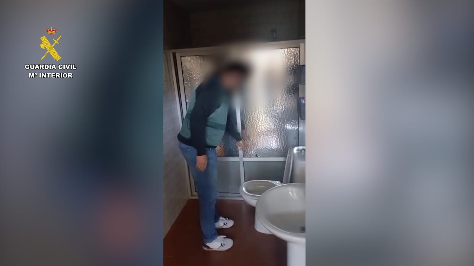 Momento donde la Guardia Civil descubre la cámara en el retrete de mujeres