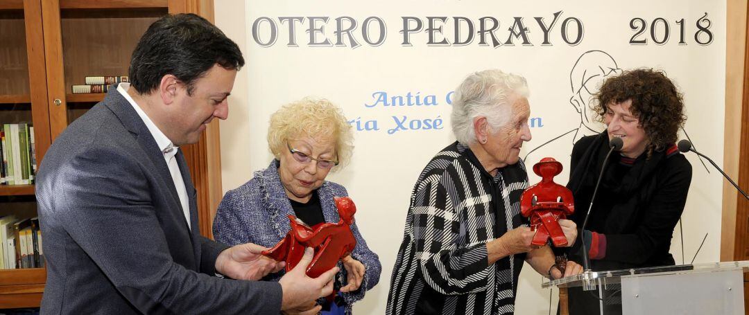 Antía Cal y María Xosé Queizán reciben el Premio Otero Pedrayo por su labor en la cultura gallega y el feminismo