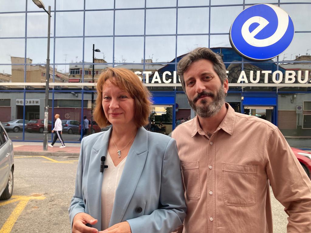 María Marín y Víctor Egío en la estación de autobuses de San Andrés