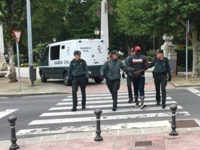 El acusado de matar a Tatiana Vázquez antes de entrar en los juzgados con cuatro agentes de la Guardia Civil