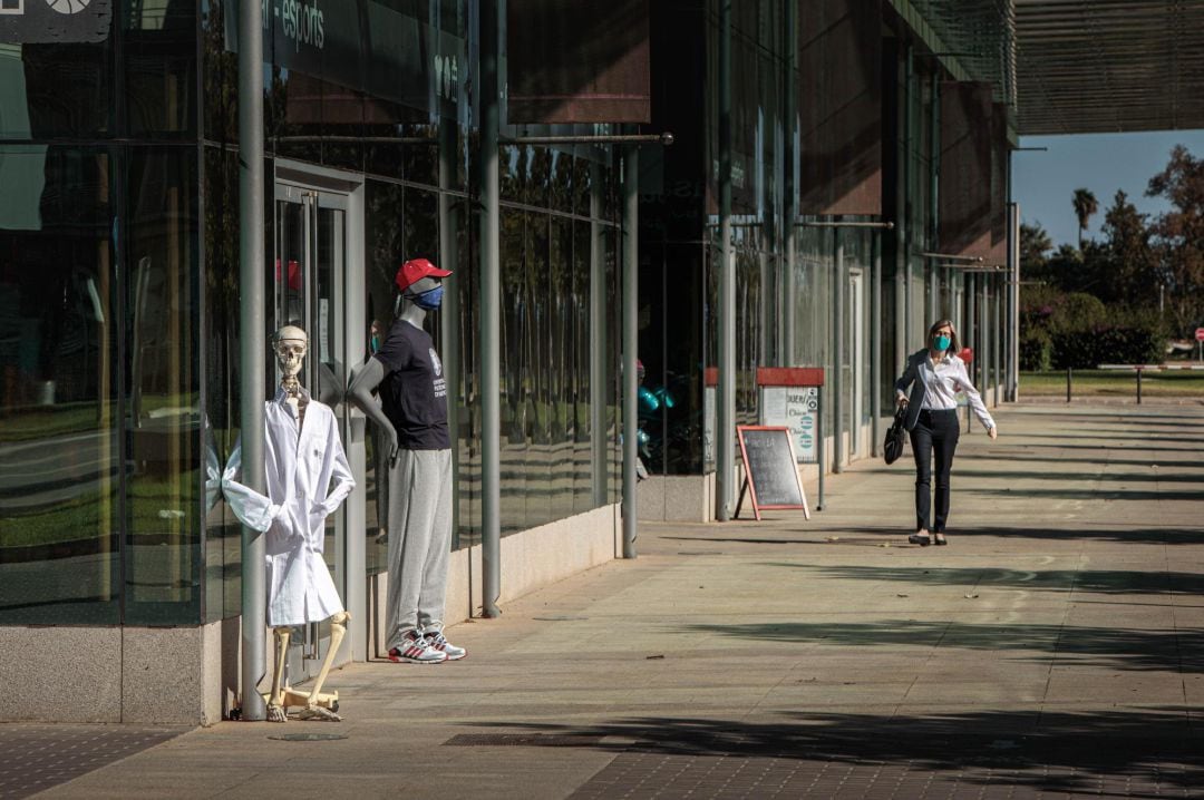 Una persona con mascarilla camina por el campus de la Universidad Politécnica de València que desde hoy lunes la docencia pasa a modo online tras el alto número de positivos de las pruebas PCR realizadas tras detectarse una serie de contagios en estudiantes relacionados con el colegio mayor Galileo Galilei.