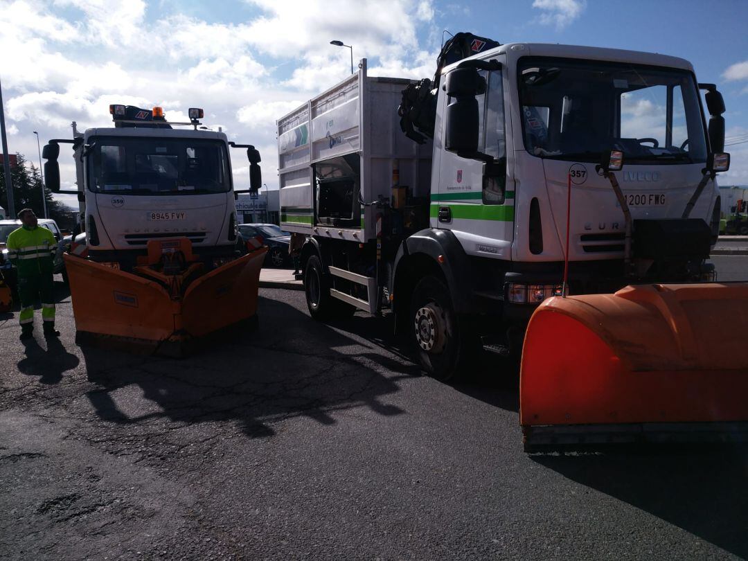 Camiones preparados con cuñas para limpiar las calles en caso de nevada