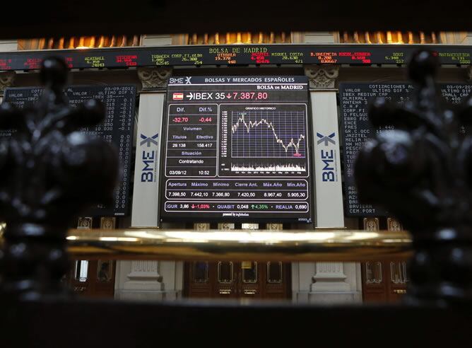 Vista del parqué de la Bolsa española que se decidía por las ventas a mediodía y su principal indicador, el IBEX 35, cedía el 0,37 % y perdía el nivel de los 7.400 puntos