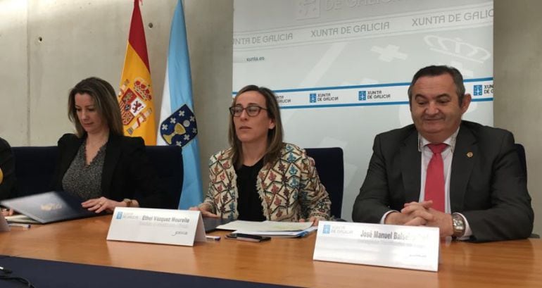 Ethel Vázquez (2d), con Balseiro (1d) y Lara Méndez (3d) en la firma del acuerdo para ceder 9 locales en A Tinería