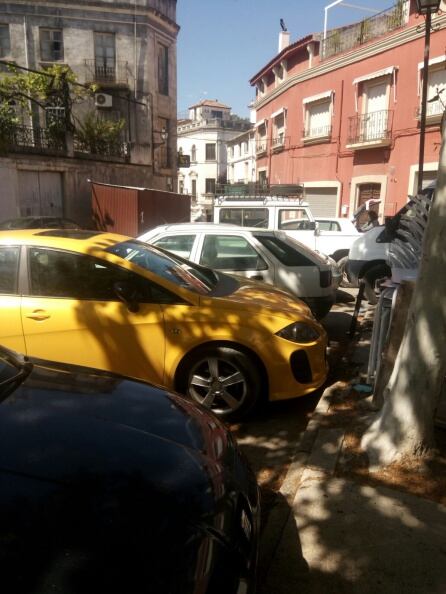 Los comerciantes y taxistas se quejan de la saturación que sufre ahora la plaza de San Francisco, donde se encuentra el mercado, comercios, bares y ahora también, la parada provisional de taxis