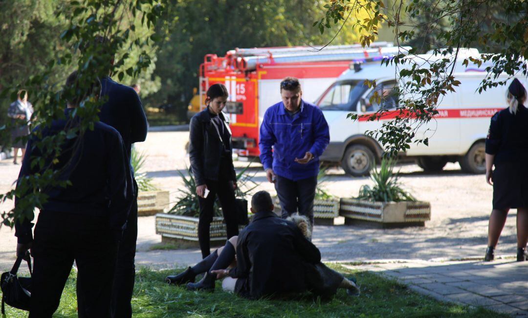 Personal de los servicios de emergencias asisten dos heridos, después de que un estudiante atentase contra el instituto politécnico de la ciudad de Kerch.